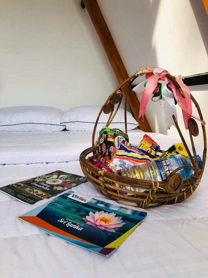 Bed and Breakfast The We2 "Wildwood Elegance Escape" Induruwa Esterno foto